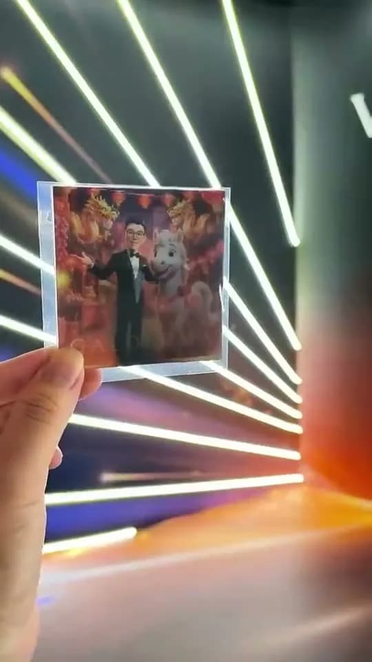 3D lenticular photo card shifting as it tilts
