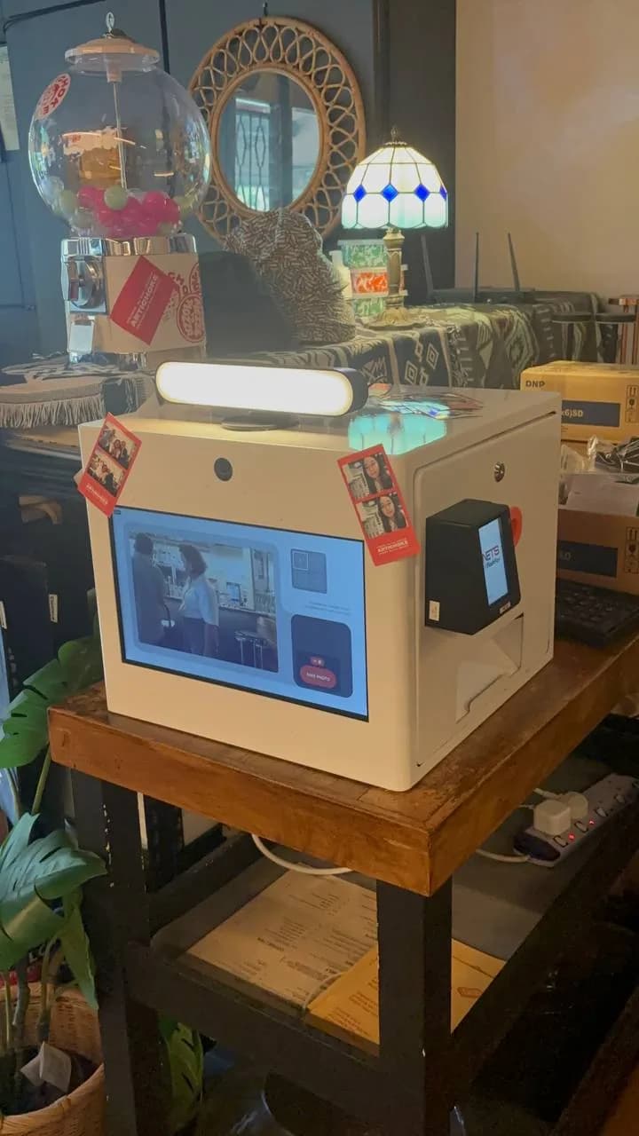 Raon mini photobooth inside a cafe